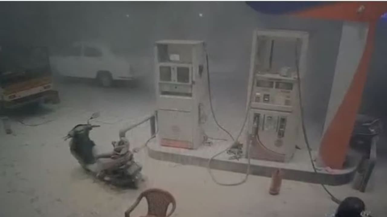 കന്നാസിൽ പെട്രോൾ വാങ്ങി ലൈറ്റർ കത്തിച്ച് യുവാവ്, ആപ്ത മിത്ര വോളന്റീയറിന്റെ ഇടപെടലിൽ ഒഴിവായത് വൻദുരന്തം കന്നാസിൽ പെട്രോൾ വാങ്ങി ലൈറ്റർ കത്തിച്ച് യുവാവ്, ആപ്ത മിത്ര വോളന്റീയറിന്റെ ഇടപെടലിൽ ഒഴിവായത് വൻദുരന്തം