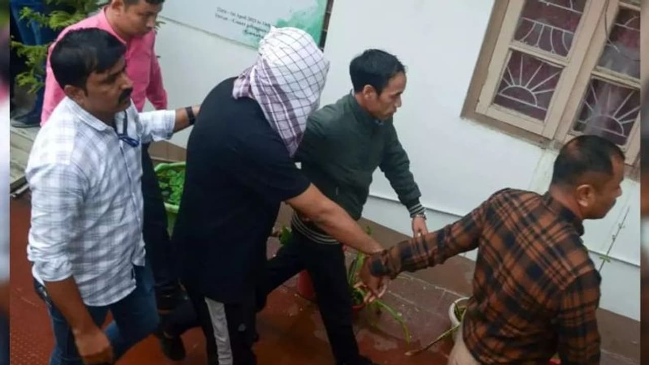 Guwahati News: अचानक हास्टल से लापता हुआ IIT छात्र को STF ने पकड़ा, ISIS कनेक्शन आया सामने Guwahati News: अचानक हास्टल से लापता हुआ IIT छात्र को STF ने पकड़ा, ISIS कनेक्शन आया सामने