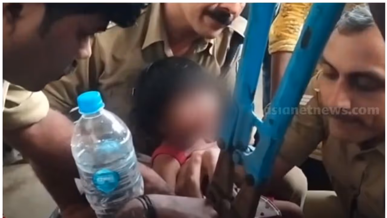 'കരയല്ലേ, കരയല്ലേ'... കുഞ്ഞു ജാസിയയുടെ വിരൽ ഇഡലിത്തട്ടിൽ കുടുങ്ങി, പോറൽപോലുമേൽക്കാതെ രക്ഷിച്ച് ഫയർഫോഴ്സ് സംഘം 'കരയല്ലേ, കരയല്ലേ'... കുഞ്ഞു ജാസിയയുടെ വിരൽ ഇഡലിത്തട്ടിൽ കുടുങ്ങി, പോറൽപോലുമേൽക്കാതെ രക്ഷിച്ച് ഫയർഫോഴ്സ് സംഘം