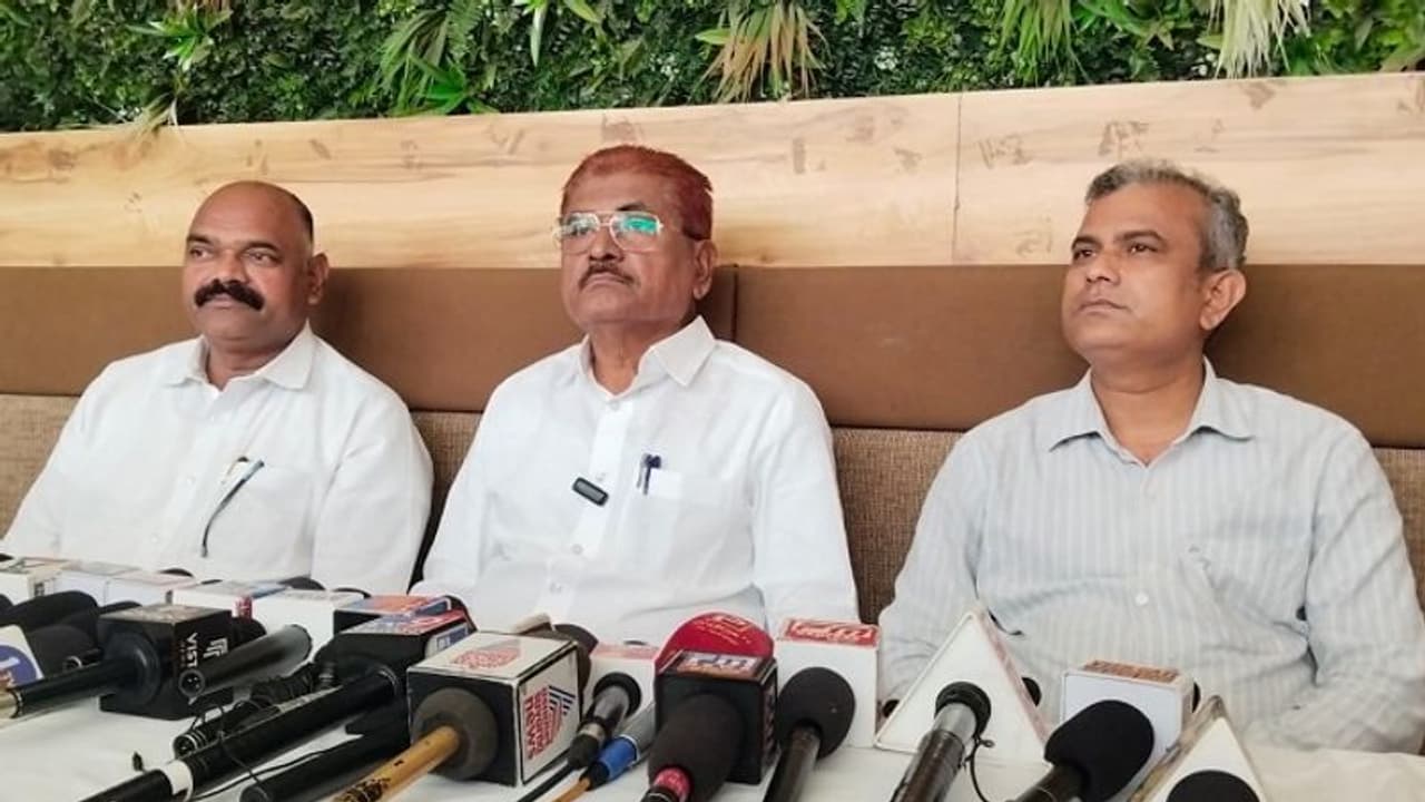 ಬಾಂಡ್ ಹೆಸರಿನಲ್ಲಿ 12,930 ಕೋಟಿ ಬಿಜೆಪಿ ಲೂಟಿ: ಕೆಪಿಸಿಸಿ ವಕ್ತಾರ ಗಣಿಹಾರ ಬಾಂಡ್ ಹೆಸರಿನಲ್ಲಿ 12,930 ಕೋಟಿ ಬಿಜೆಪಿ ಲೂಟಿ: ಕೆಪಿಸಿಸಿ ವಕ್ತಾರ ಗಣಿಹಾರ