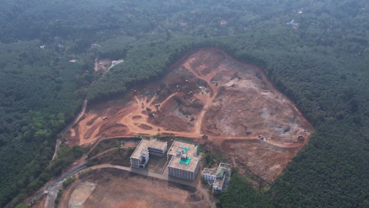 24 മണിക്കൂറും മണ്ണെടുപ്പ്, പാമ്പാക്കുടയിൽ ഒരു മല തന്നെ ഇടിച്ച് നിരത്തി, പ്രതിഷേധത്തിൽ നാട്ടുകാർ 24 മണിക്കൂറും മണ്ണെടുപ്പ്, പാമ്പാക്കുടയിൽ ഒരു മല തന്നെ ഇടിച്ച് നിരത്തി, പ്രതിഷേധത്തിൽ നാട്ടുകാർ