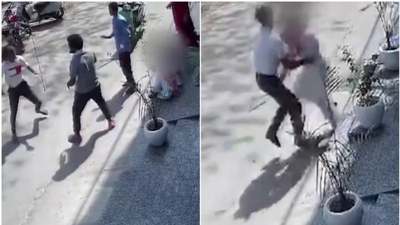 പട്ടാപ്പകൽ നടുറോഡിൽ യുവതിക്ക് നേരെ 22 കാരന്റെ ആക്രമണം, കുത്തിവീഴ്ത്തി; 'അബ്നോർമൽ' എന്ന് വിളിച്ചതിനെന്ന് മൊഴി പട്ടാപ്പകൽ നടുറോഡിൽ യുവതിക്ക് നേരെ 22 കാരന്റെ ആക്രമണം, കുത്തിവീഴ്ത്തി; 'അബ്നോർമൽ' എന്ന് വിളിച്ചതിനെന്ന് മൊഴി