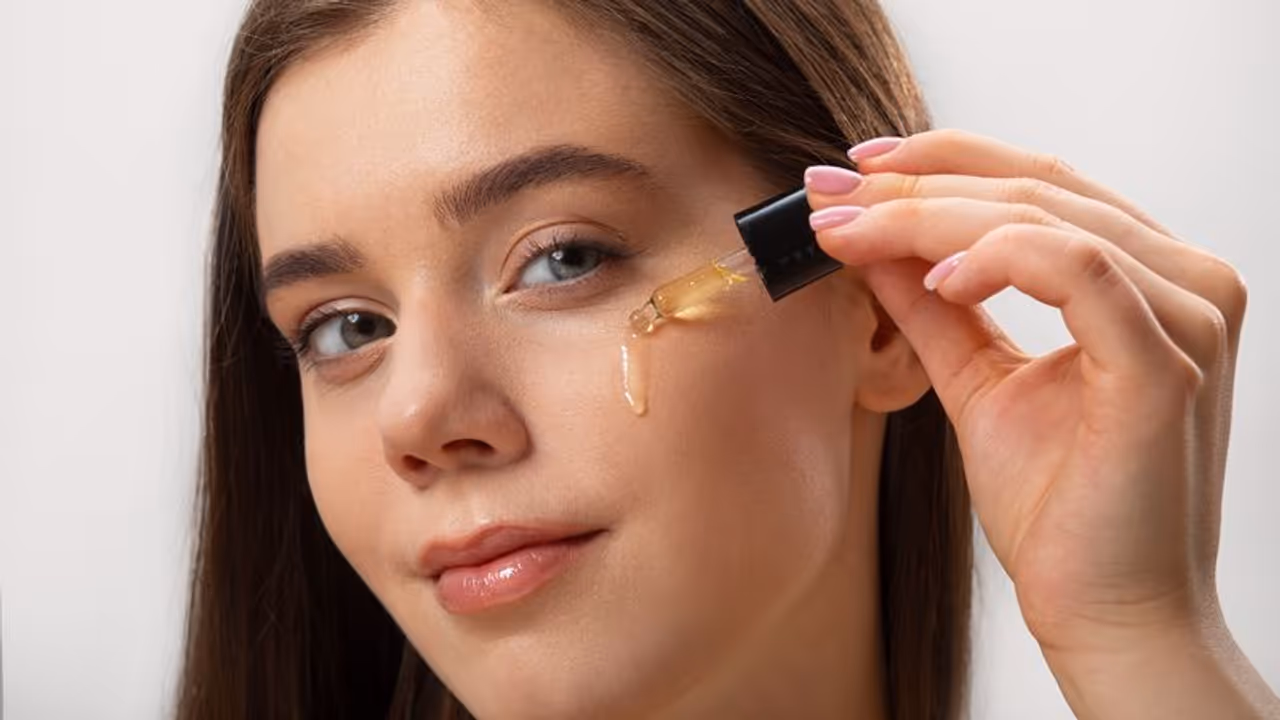 വിറ്റാമിൻ സി സെറം ഏത് സമയത്ത് ഉപയോഗിക്കുന്നതാണ് ഏറ്റവും നല്ലത്? വിറ്റാമിൻ സി സെറം ഏത് സമയത്ത് ഉപയോഗിക്കുന്നതാണ് ഏറ്റവും നല്ലത്?