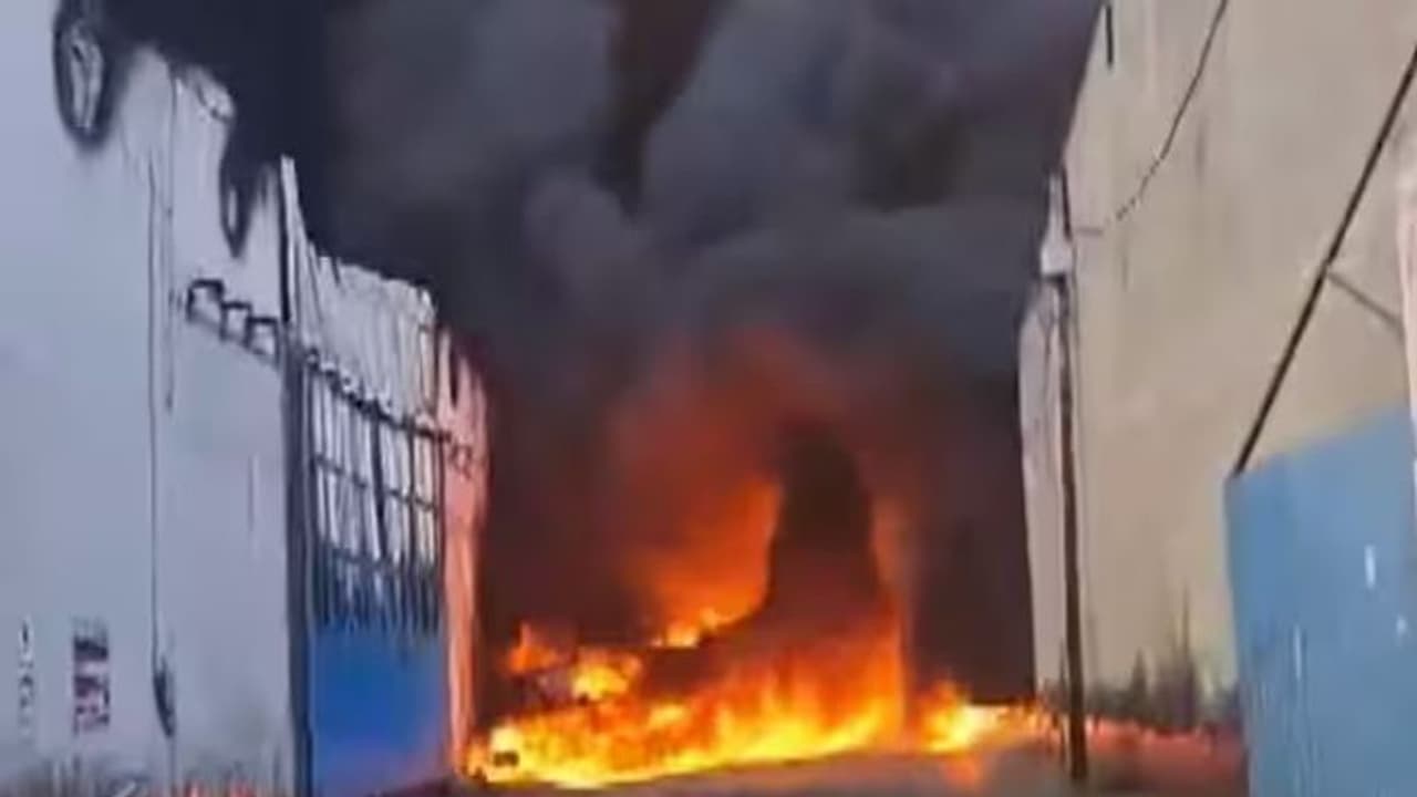 Breaking News: दिल्ली के अलीपुर फैक्ट्री में लगी भीषण आग, फायर ब्रिगेड की 26 गाड़ियां, 100 कर्मी मौके पर
