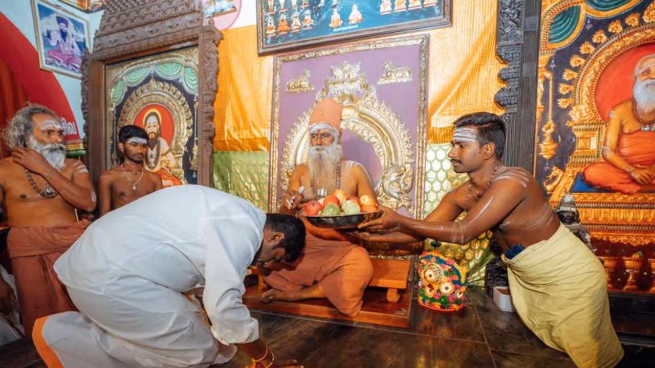 ஆன்மிகமும், அரசியலும் பிரிக்கக் கூடாதவை; மருதாச்சல அடிகளாரிடம் ஆசிபெற்ற பின் அண்ணாமலை பேட்டி ஆன்மிகமும், அரசியலும் பிரிக்கக் கூடாதவை; மருதாச்சல அடிகளாரிடம் ஆசிபெற்ற பின் அண்ணாமலை பேட்டி