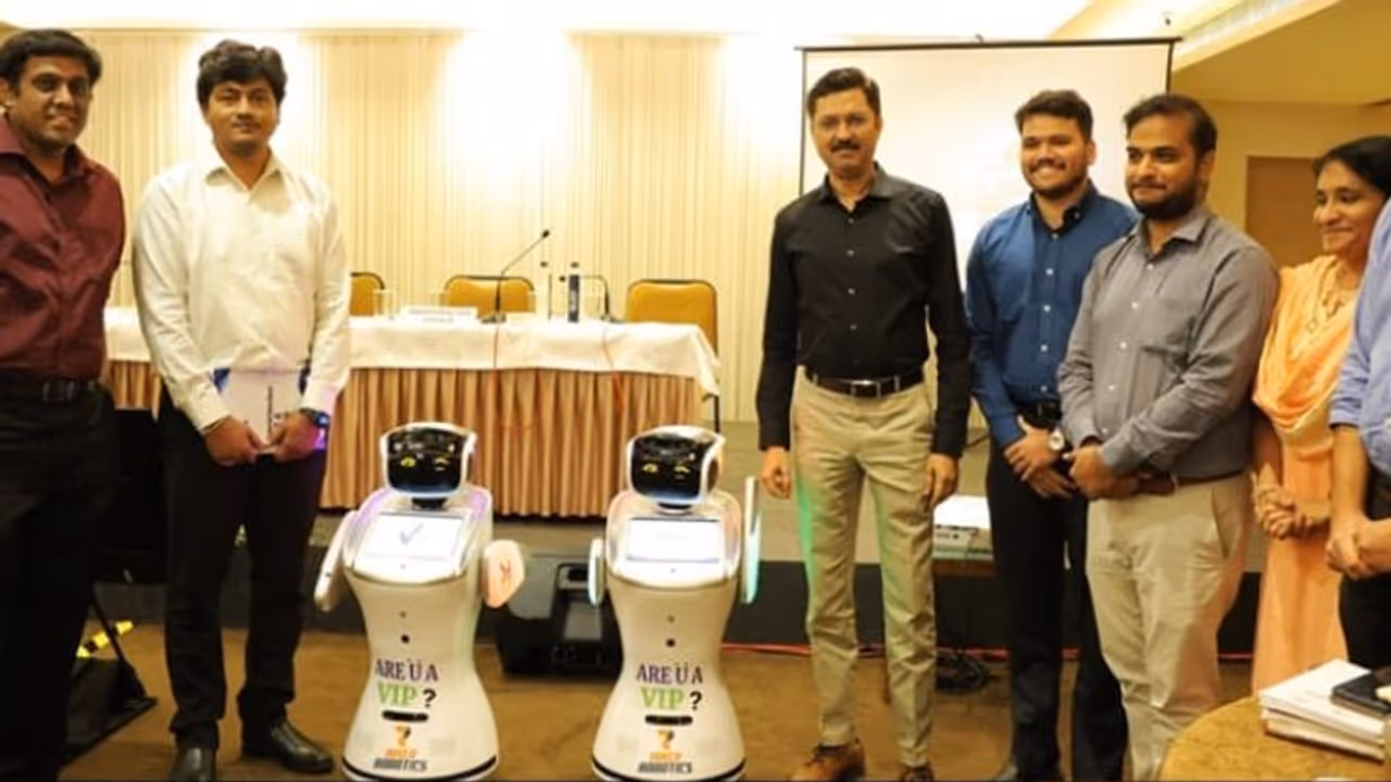 കേരളം വേറെ ലെവല്; ലോക്സഭ തെരഞ്ഞെടുപ്പ് പ്രചാരണത്തിന് റോബോട്ടുകളും കേരളം വേറെ ലെവല്; ലോക്സഭ തെരഞ്ഞെടുപ്പ് പ്രചാരണത്തിന് റോബോട്ടുകളും