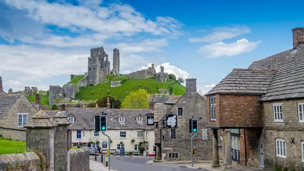 ಇಂಗ್ಲೆಂಡ್ ಈ ಕೋಟೆಯಲ್ಲಿ ಇದೇ ಮೊದಲು ಆಚರಣೆಯಾಯ್ತು ಹೋಳಿ, ಬಣ್ಣದಲ್ಲಿ ಮಿಂದೆದ್ದ ಜನ ಇಂಗ್ಲೆಂಡ್ ಈ ಕೋಟೆಯಲ್ಲಿ ಇದೇ ಮೊದಲು ಆಚರಣೆಯಾಯ್ತು ಹೋಳಿ, ಬಣ್ಣದಲ್ಲಿ ಮಿಂದೆದ್ದ ಜನ