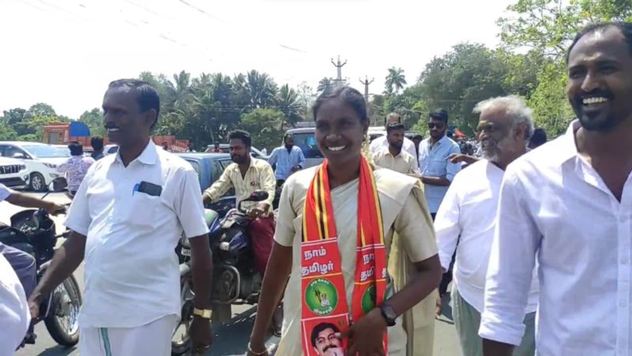 “காளியம்மாள் எனும் நான்” கெத்தாக மாட்டு வண்டியில் வந்து மனு தாக்கல் செய்த நாம் தமிழர் வேட்பாளர்