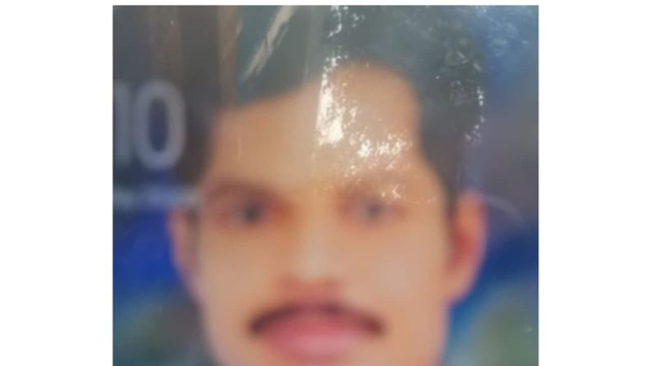 ചെരുപ്പ് കട ഉടമയായ യുവാവ് പാലത്തിൽ നിന്ന് പുഴയിലേക്ക് ചാടി ആത്മഹത്യ ചെയ്തു ചെരുപ്പ് കട ഉടമയായ യുവാവ് പാലത്തിൽ നിന്ന് പുഴയിലേക്ക് ചാടി ആത്മഹത്യ ചെയ്തു