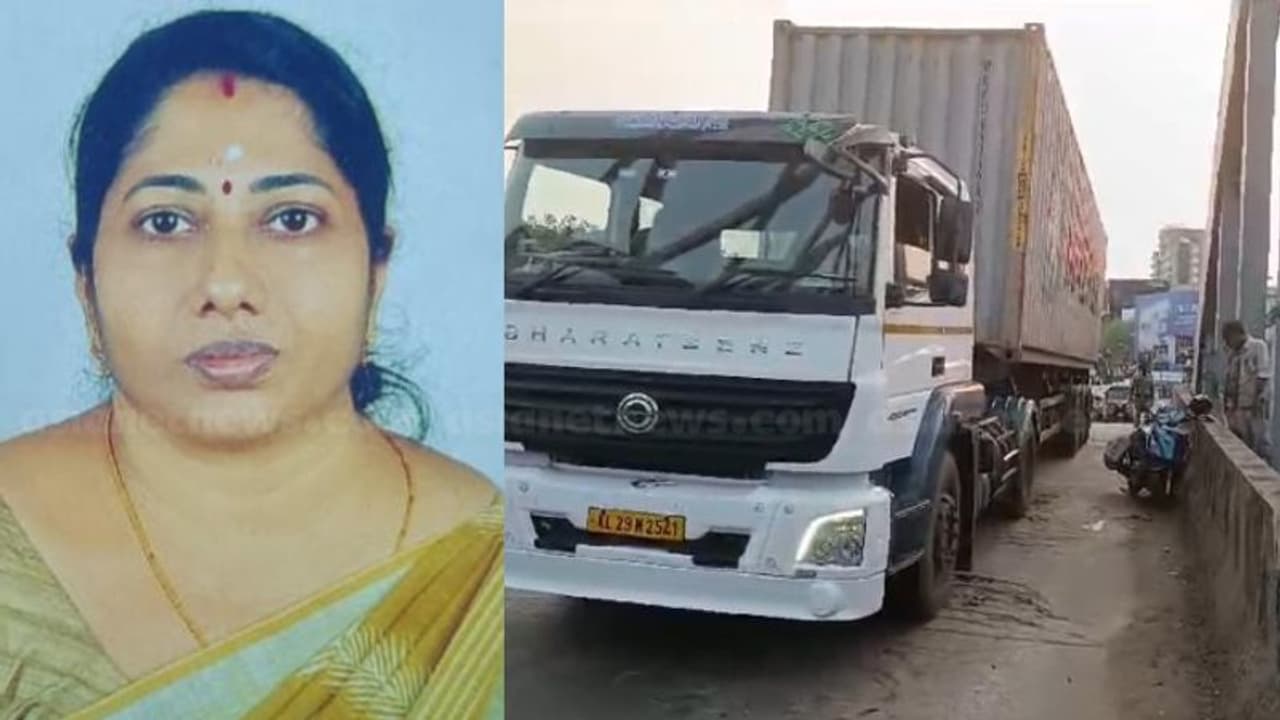 ഭര്ത്താവിന് പിറന്നാൾ സമ്മാനം വാങ്ങാൻ പോകുംവഴി അപകടം; കണ്ടെയ്നര് ലോറിയിടിച്ച് ഭാര്യ മരിച്ചു ഭര്ത്താവിന് പിറന്നാൾ സമ്മാനം വാങ്ങാൻ പോകുംവഴി അപകടം; കണ്ടെയ്നര് ലോറിയിടിച്ച് ഭാര്യ മരിച്ചു
