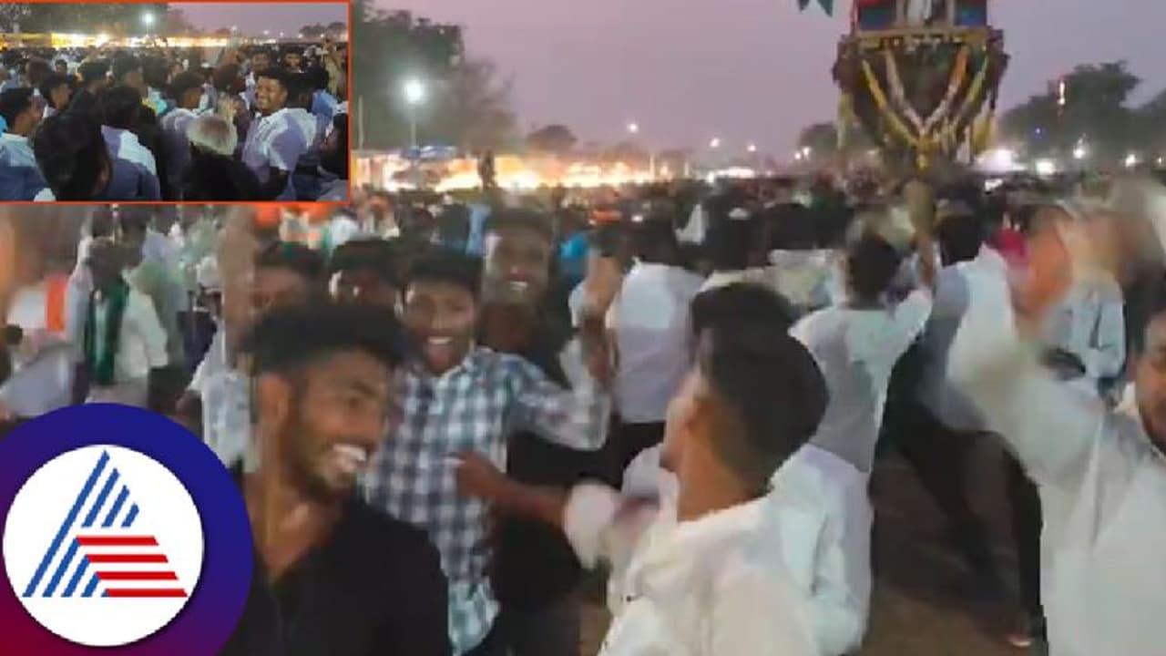 ಕೊಪ್ಪಳ: ದೇವರ ಜಾತ್ರೆಯಲ್ಲೂ ಆರ್ಸಿಬಿ ಫ್ಯಾನ್ಸ್ ಹವಾ! ಉತ್ತುತ್ತಿ ಬಾಳೆಹಣ್ಣು, ಹೂ ಎಸೆದು ಭಕ್ತಿ ಸಮರ್ಪಣೆ ಕೊಪ್ಪಳ: ದೇವರ ಜಾತ್ರೆಯಲ್ಲೂ ಆರ್ಸಿಬಿ ಫ್ಯಾನ್ಸ್ ಹವಾ! ಉತ್ತುತ್ತಿ ಬಾಳೆಹಣ್ಣು, ಹೂ ಎಸೆದು ಭಕ್ತಿ ಸಮರ್ಪಣೆ