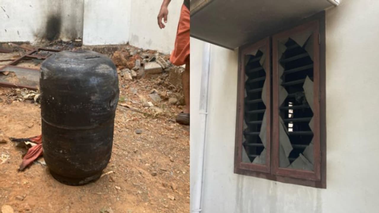 പുതിയ ഗ്യാസ് സിലിണ്ടർ കണക്ട് ചെയ്തു, സ്റ്റൗ ഉപയോഗിച്ചതിന് പിന്നാലെ തീ, വീടും പരിസരവും നാശമാക്കി പെട്ടിത്തെറി പുതിയ ഗ്യാസ് സിലിണ്ടർ കണക്ട് ചെയ്തു, സ്റ്റൗ ഉപയോഗിച്ചതിന് പിന്നാലെ തീ, വീടും പരിസരവും നാശമാക്കി പെട്ടിത്തെറി