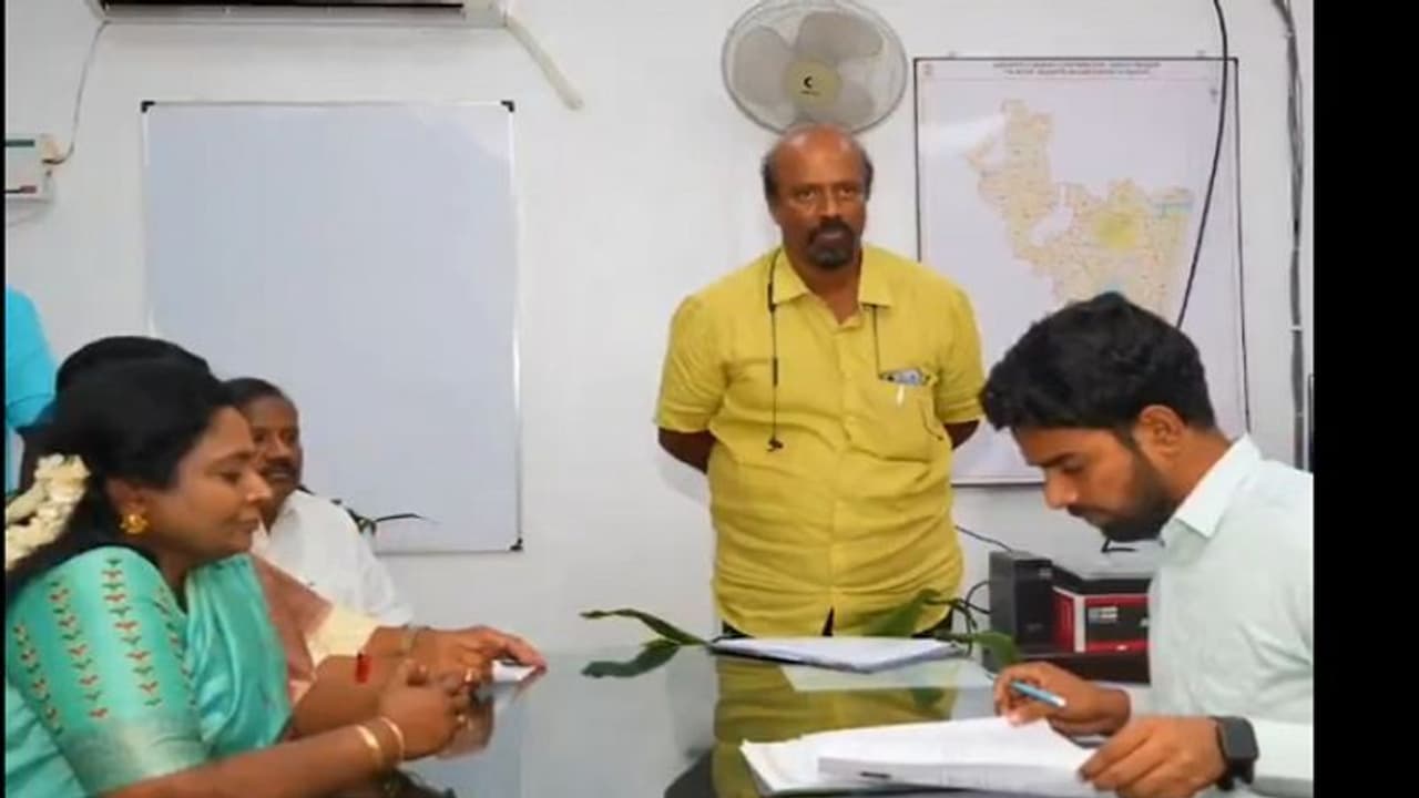 దక్షిణ చెన్నై ఎంపీ స్థానం: నామినేషన్ దాఖలు చేసిన తమిళిసై దక్షిణ చెన్నై ఎంపీ స్థానం: నామినేషన్ దాఖలు చేసిన తమిళిసై