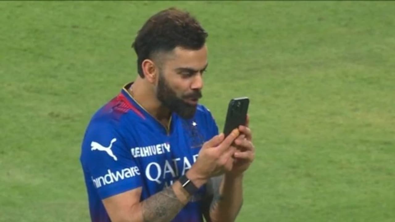 வீடியோ காலில் மனைவி, மகனுடன் கொஞ்சி விளையாடிய விராட் கோலி – வீடியோ வைரல்! வீடியோ காலில் மனைவி, மகனுடன் கொஞ்சி விளையாடிய விராட் கோலி – வீடியோ வைரல்!