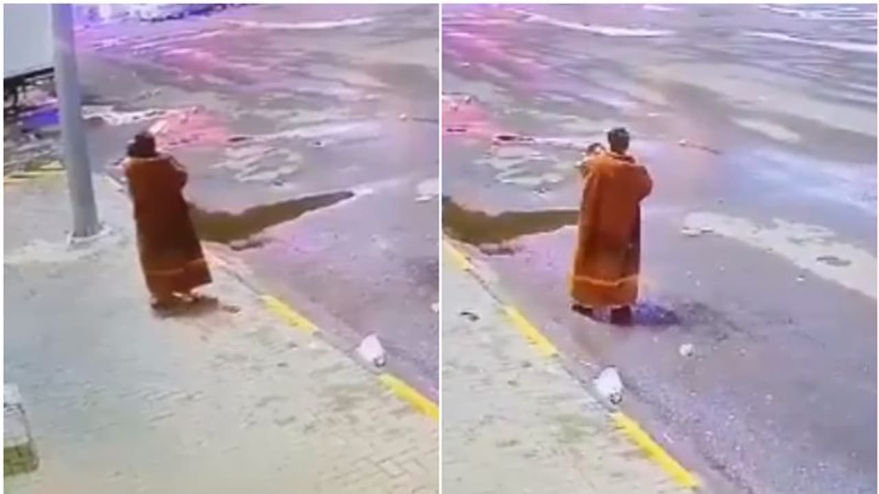 സൗദിയിൽ നാലാം നിലയില് നിന്ന് വീണ രണ്ടു വയസ്സുകാരി അത്ഭുതകരമായി രക്ഷപ്പെട്ടു, വീഡിയോ സൗദിയിൽ നാലാം നിലയില് നിന്ന് വീണ രണ്ടു വയസ്സുകാരി അത്ഭുതകരമായി രക്ഷപ്പെട്ടു, വീഡിയോ