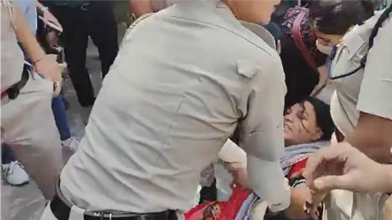 AAP workers detained ahead of 'gherao' of PM Modi's residence against Arvind Kejriwal's arrest (WATCH) AAP workers detained ahead of 'gherao' of PM Modi's residence against Arvind Kejriwal's arrest (WATCH)