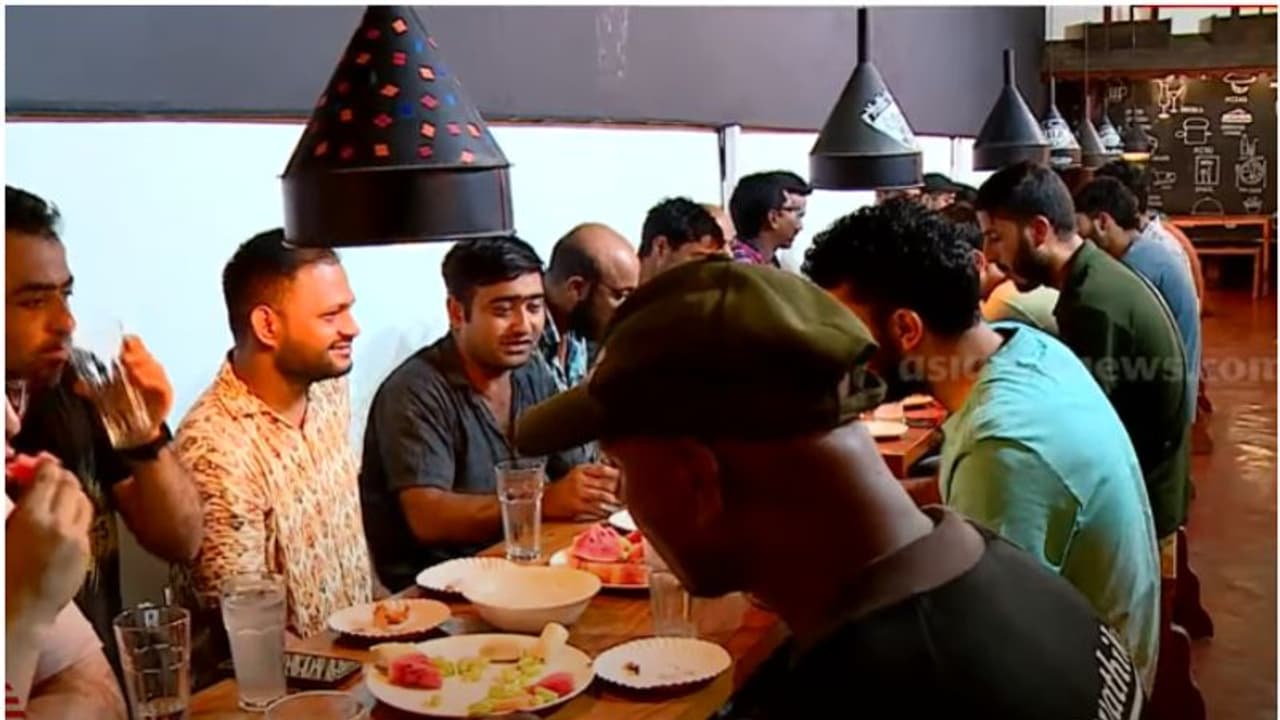 ഒത്തുചേരൽ ജുനൈദിന്റെ സ്നേഹക്കടയിൽ; ഒരുമിച്ചിരുന്ന് നോമ്പുതുറന്ന് മട്ടാഞ്ചേരിയിലെ കശ്മീരികൾ ഒത്തുചേരൽ ജുനൈദിന്റെ സ്നേഹക്കടയിൽ; ഒരുമിച്ചിരുന്ന് നോമ്പുതുറന്ന് മട്ടാഞ്ചേരിയിലെ കശ്മീരികൾ