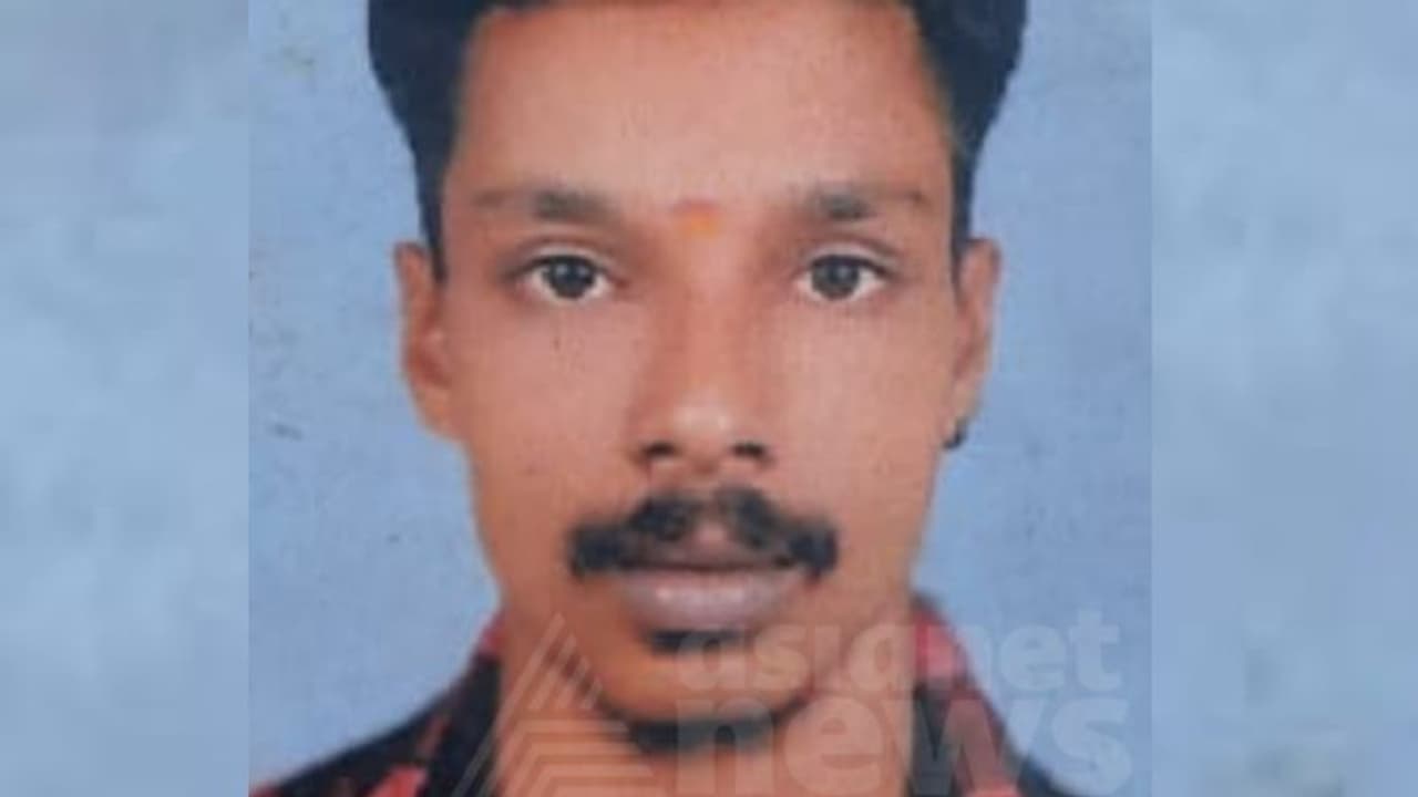 മൈതാനത്ത് ഉറങ്ങിക്കിടക്കവെ മിനി ബസ് കയറിയിറങ്ങി യുവാവിന് ദാരുണാന്ത്യം മൈതാനത്ത് ഉറങ്ങിക്കിടക്കവെ മിനി ബസ് കയറിയിറങ്ങി യുവാവിന് ദാരുണാന്ത്യം