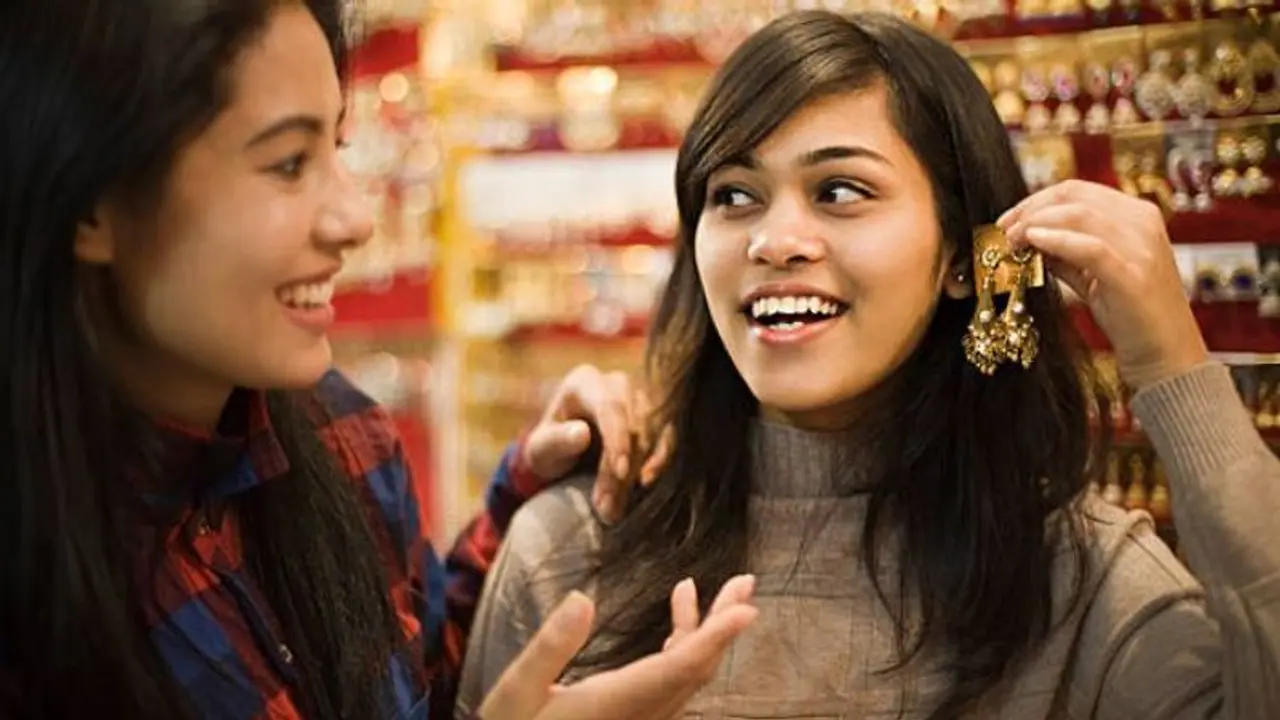 దిగొస్తున్న బంగారం, వెండి ధరలు.. నేడు తులం ధర ఎంత తగ్గిందంటే..? దిగొస్తున్న బంగారం, వెండి ధరలు.. నేడు తులం ధర ఎంత తగ్గిందంటే..?