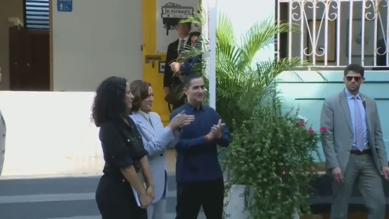 ತನ್ನ ವಿರುದ್ಧದ ಪ್ರತಿಭಟನಾ ಹಾಡಿಗೆ ತಿಳಿಯದೇ ಚಪ್ಪಾಳೆ ತಟ್ಟಿ ಮುಜುಗರಕ್ಕೀಡಾದ ಅಮೆರಿಕಾ ಉಪಾಧ್ಯಕ್ಷೆ