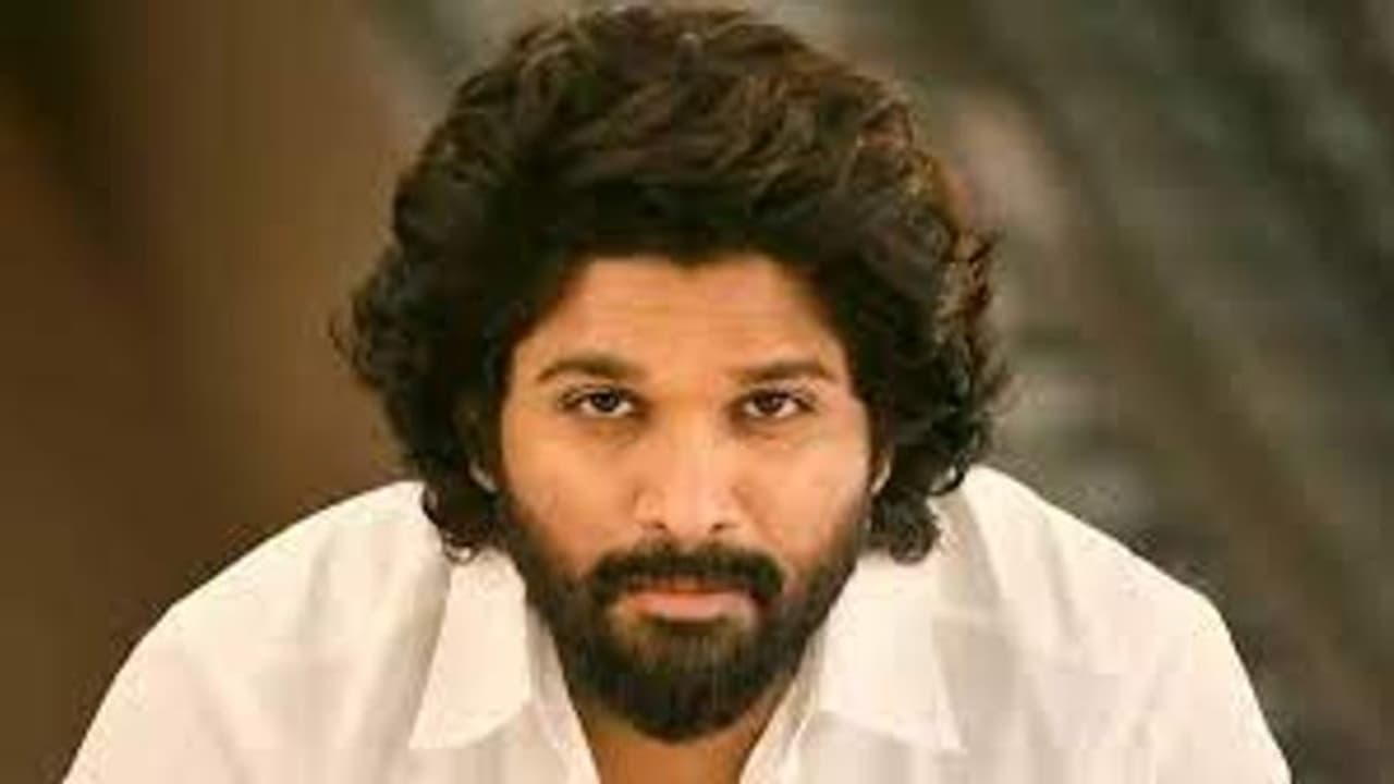 అల్లు అర్జున్ బర్త్ డే స్పెషల్ గిప్ట్... ఆ స్టార్ డైరక్టర్స్ లో టెన్షన్.. అల్లు అర్జున్ బర్త్ డే స్పెషల్ గిప్ట్... ఆ స్టార్ డైరక్టర్స్ లో టెన్షన్..