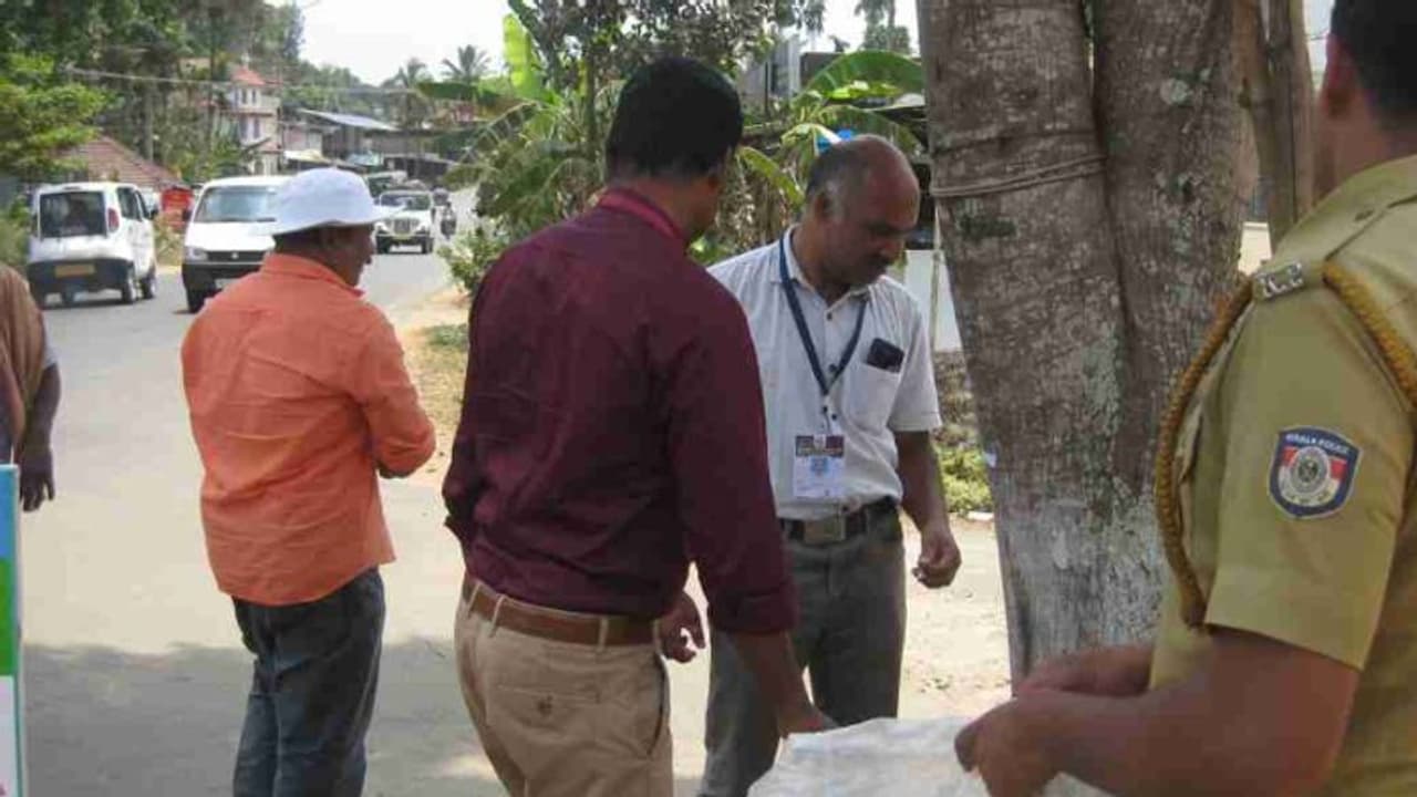 മാതൃകാ പെരുമാറ്റചട്ട ലംഘനം; വയനാട്ടില് കര്ശന നടപടികൾ, പോസ്റ്ററുകളും കൊടികളും നീക്കം ചെയ്തു മാതൃകാ പെരുമാറ്റചട്ട ലംഘനം; വയനാട്ടില് കര്ശന നടപടികൾ, പോസ്റ്ററുകളും കൊടികളും നീക്കം ചെയ്തു