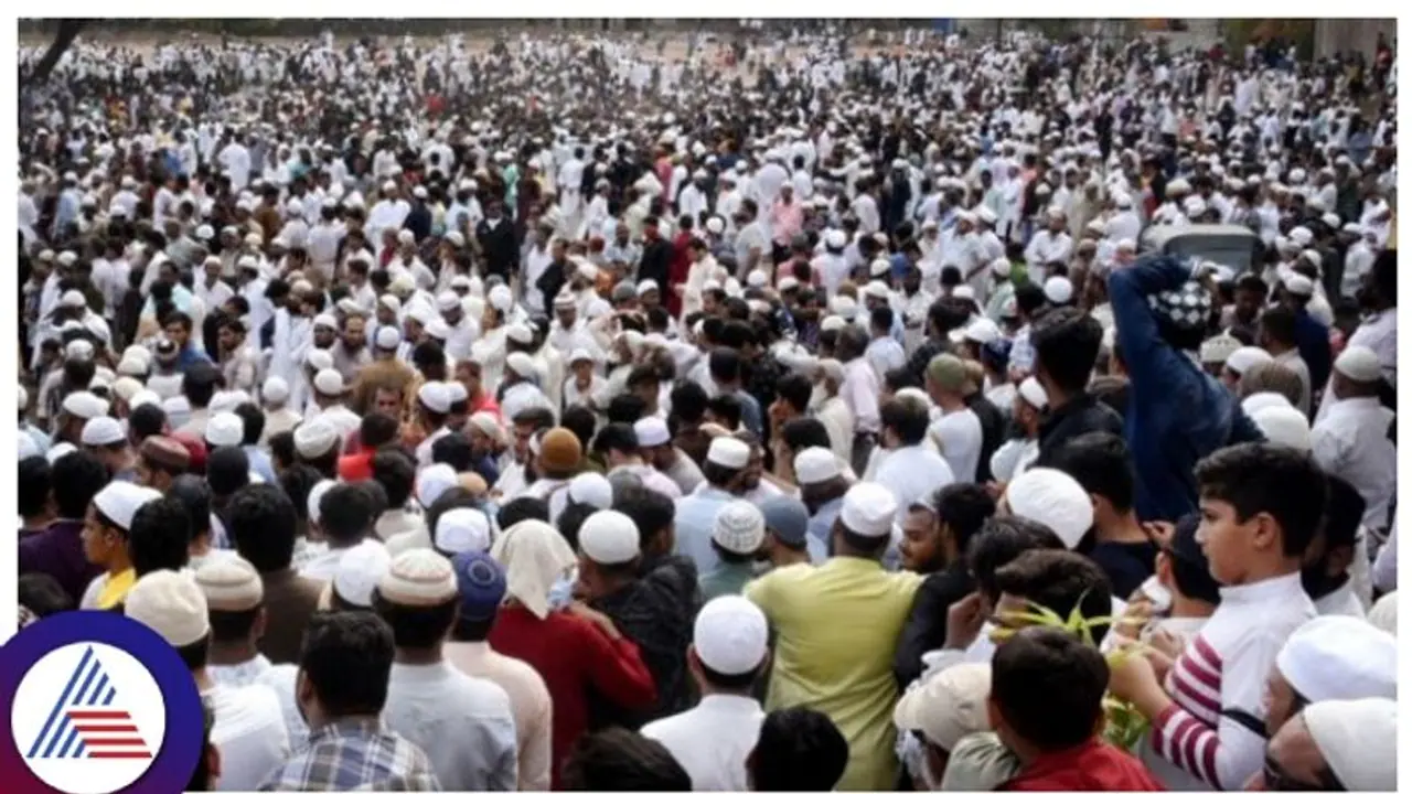 ಮಸೀದಿ ಗೋಡೆಯಲ್ಲಿ ಶ್ರೀರಾಮ ಬರಹ, ಮುಸ್ಲಿಂಮರಿಂದ ಭಾರೀ ಪ್ರತಿಭಟನೆ, ಪರಿಸ್ಥತಿ ಉದ್ವಿಗ್ನ ಮಸೀದಿ ಗೋಡೆಯಲ್ಲಿ ಶ್ರೀರಾಮ ಬರಹ, ಮುಸ್ಲಿಂಮರಿಂದ ಭಾರೀ ಪ್ರತಿಭಟನೆ, ಪರಿಸ್ಥತಿ ಉದ್ವಿಗ್ನ