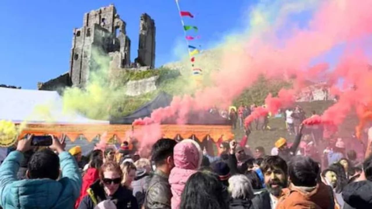ഇന്ത്യയിൽ മാത്രമല്ല, ഇം​ഗ്ലീഷുകാർ വരെ ഞെട്ടി, ഹോളി ആഘോഷം വൈറൽ, വീഡിയോ കാണാം