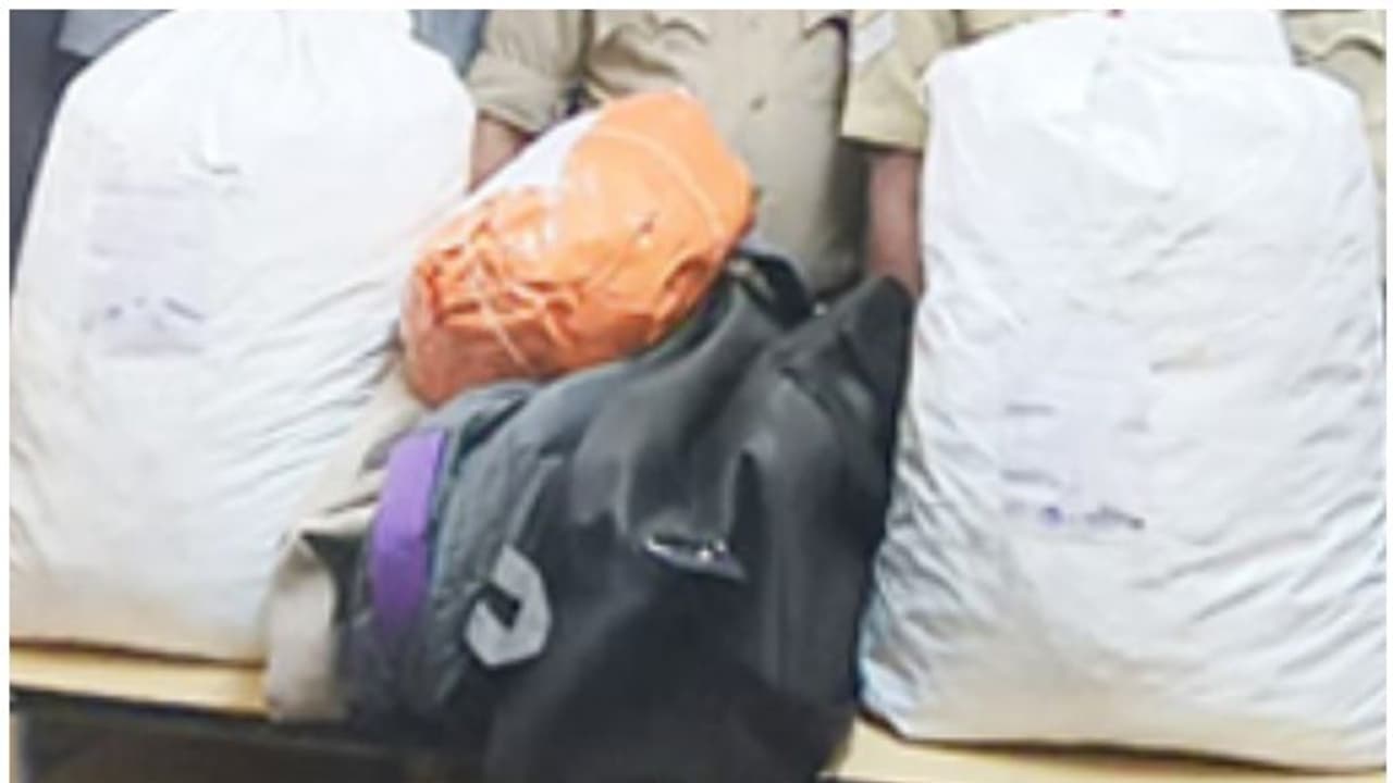 വീണ്ടും വിവേക് എക്സ്പ്രസ്, അന്ന് എസി കോച്ച്; ഇന്ന് ജനറൽ, സീറ്റുകൾക്കടിയിൽ ഒളിപ്പിച്ച ബാഗിൽ കണ്ടത് 19 കെട്ടുകൾ വീണ്ടും വിവേക് എക്സ്പ്രസ്, അന്ന് എസി കോച്ച്; ഇന്ന് ജനറൽ, സീറ്റുകൾക്കടിയിൽ ഒളിപ്പിച്ച ബാഗിൽ കണ്ടത് 19 കെട്ടുകൾ