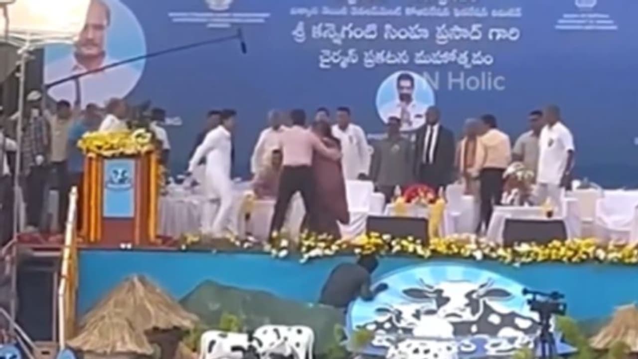 `గేమ్‌ ఛేంజర్‌` నుంచి కీలక సీన్‌ లీక్‌.. పొలిటికల్‌ వేదికపై రామ్‌ చరణ్‌ని తోసేసిన విలన్‌.. ?