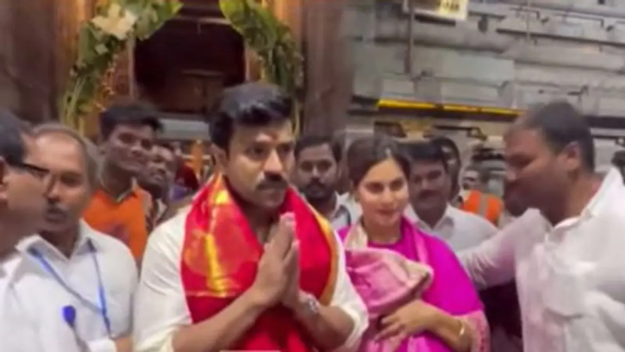 శ్రీవారి సేవలో రామ్ చరణ్, ఉపాసన దంపతులు.. కూతురు క్లీంకార పుట్టాక మొదటి సారి తిరుమల దర్శనం.. శ్రీవారి సేవలో రామ్ చరణ్, ఉపాసన దంపతులు.. కూతురు క్లీంకార పుట్టాక మొదటి సారి తిరుమల దర్శనం..