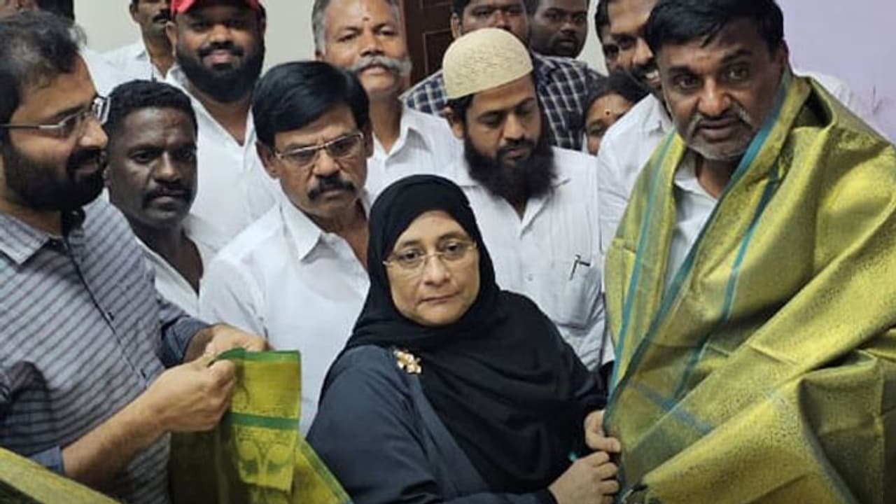 aiadmk: நெருங்கும் தேர்தல்.. அதிமுகவில் திடீரென ரீ என்ட்ரி கொடுத்த முன்னாள் அமைச்சர் நிலோபர் கபில்..!