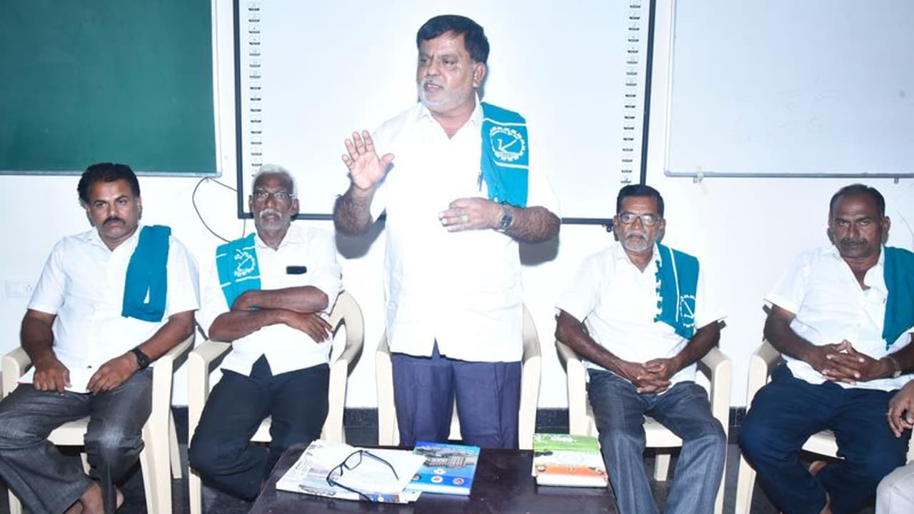 ಕೊಬ್ಬರಿ ಬೆಲೆ ಕುಸಿತಕ್ಕೆ ಕೇಂದ್ರ ಸರ್ಕಾರ ಕಾರಣ : ರೈತ ಸಂಘ ಕೊಬ್ಬರಿ ಬೆಲೆ ಕುಸಿತಕ್ಕೆ ಕೇಂದ್ರ ಸರ್ಕಾರ ಕಾರಣ : ರೈತ ಸಂಘ