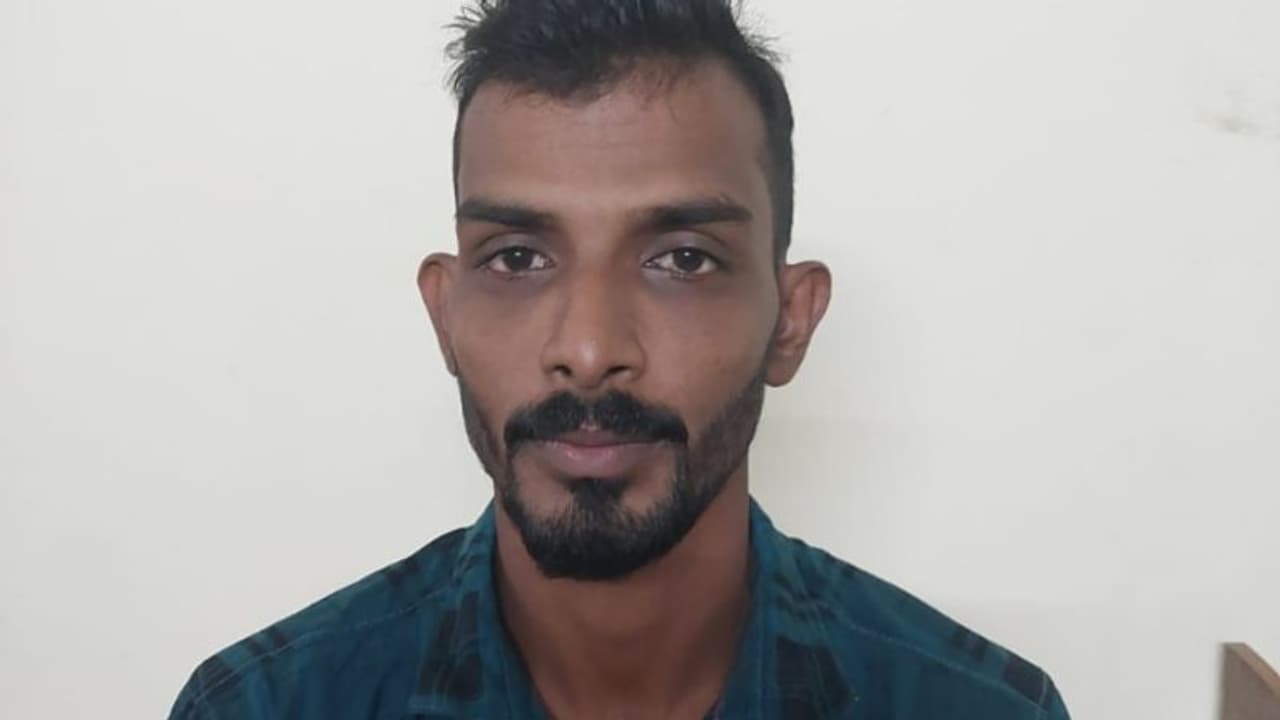 വീട്ടിൽ കയറി മോഷ്ടിച്ചത് അരലക്ഷം രൂപയുടെ ബോട്ട് എഞ്ചിൻ, ഉടമ തന്നെ തൊണ്ടി കണ്ടെത്തി, ഒടുവിൽ പ്രതി പിടിയിൽ വീട്ടിൽ കയറി മോഷ്ടിച്ചത് അരലക്ഷം രൂപയുടെ ബോട്ട് എഞ്ചിൻ, ഉടമ തന്നെ തൊണ്ടി കണ്ടെത്തി, ഒടുവിൽ പ്രതി പിടിയിൽ