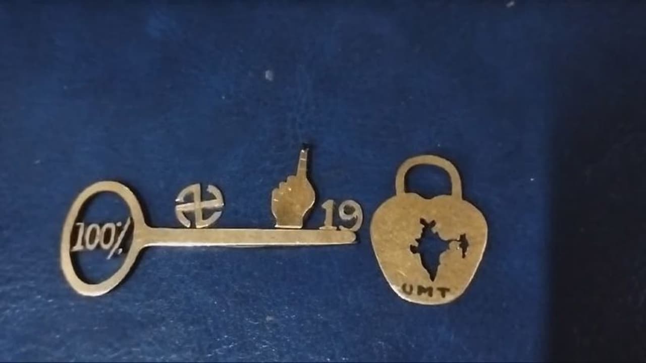 2 கிராம் தங்கத்தில் தேர்தல் விழிப்புணர்வு; கோவை கலைஞரின் அசத்தல் முயற்சிக்கு குவியும் பாராட்டு