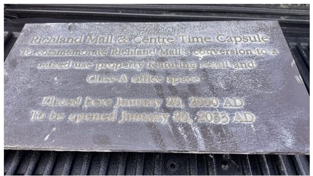 'കിട്ടി... ടൈം ക്യാപ്സൂൾ പെട്ടി കിട്ടി...'; കെട്ടിടം പൊളിച്ചപ്പോൾ അടിയിൽ 'ടൈം ക്യാപ്സ്യൂൾ' എന്നെഴുതിയ പെട്ടി!