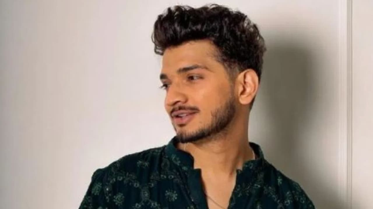 റെയ്ഡിന് പിന്നാലെ ബിഗ് ബോസ് വിജയിയെ കസ്റ്റഡിയിലെടുത്തു; പിഴയൊടുക്കിയ ശേഷം വിട്ടയച്ചു റെയ്ഡിന് പിന്നാലെ ബിഗ് ബോസ് വിജയിയെ കസ്റ്റഡിയിലെടുത്തു; പിഴയൊടുക്കിയ ശേഷം വിട്ടയച്ചു