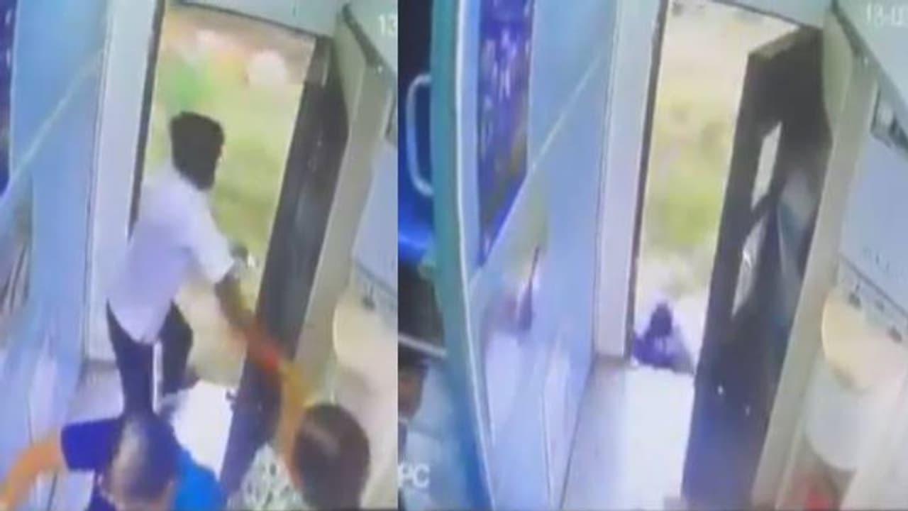 എന്തൊക്കെയാടാ ഇവിടെ നടക്കുന്നേ? ഈ കാഴ്ച കണ്ട് ഓരോ കംപാര്‍ട്മെന്‍റിലും പൊലീസ് വേണ്ടിവരുമോ എന്ന് നെറ്റിസൺസ്