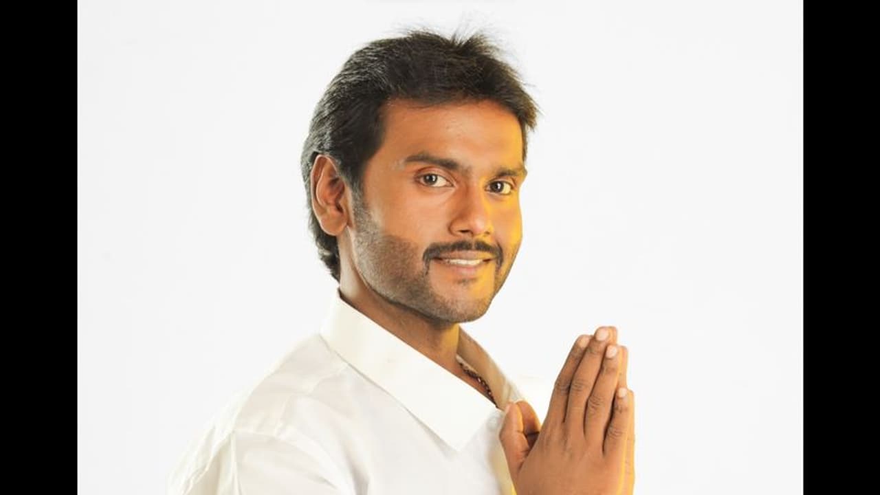 ராதிகாவுக்கு மட்டுமல்ல, விருதுநகரில் ஒவ்வொரு தாய்க்கும் நான் மகன் தான்; கேப்பில் ஸ்கோர் செய்யும் விஜயபிரபாகரன்