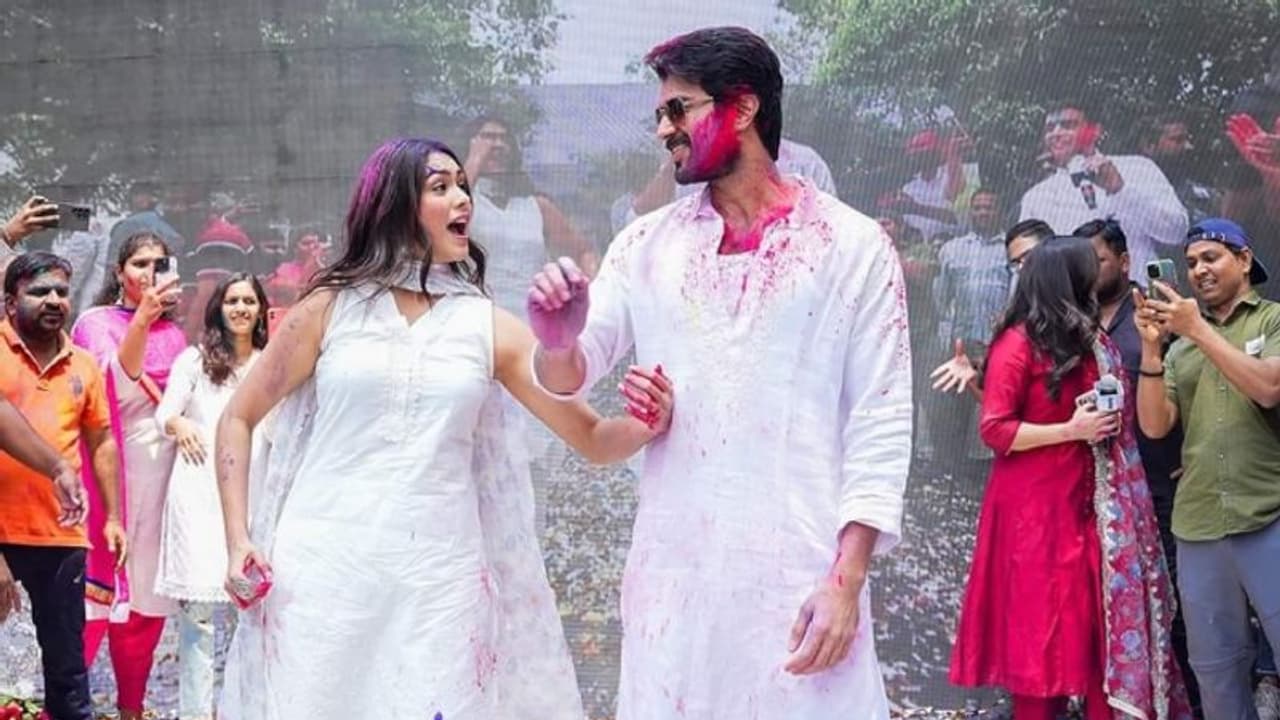 വിജയ് ദേവരകൊണ്ടയുടെ നായികയായി മൃണാള് താക്കൂര്; 'ഫാമിലി സ്റ്റാര്' തിയറ്ററുകളിലേക്ക് വിജയ് ദേവരകൊണ്ടയുടെ നായികയായി മൃണാള് താക്കൂര്; 'ഫാമിലി സ്റ്റാര്' തിയറ്ററുകളിലേക്ക്