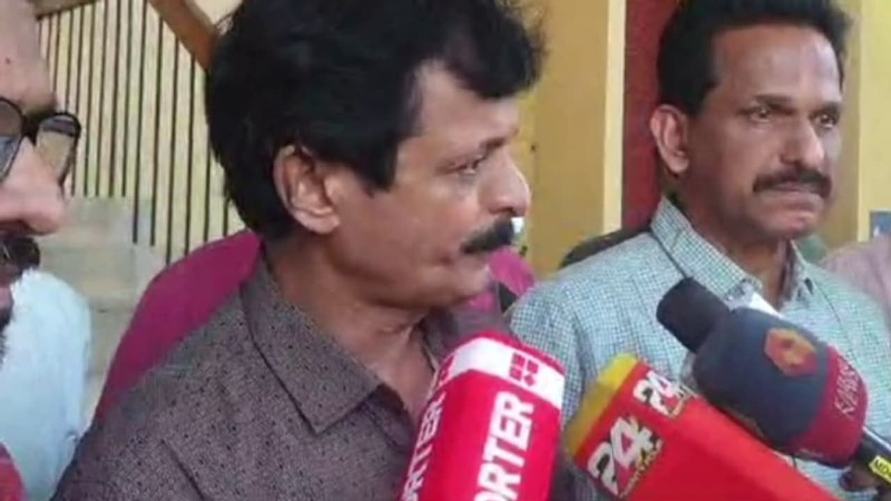 പാലക്കാട്ട് ഡിസിസി ജനറൽ സെക്രട്ടറി സിപിഎമ്മിൽ ചേർന്നു പാലക്കാട്ട് ഡിസിസി ജനറൽ സെക്രട്ടറി സിപിഎമ്മിൽ ചേർന്നു