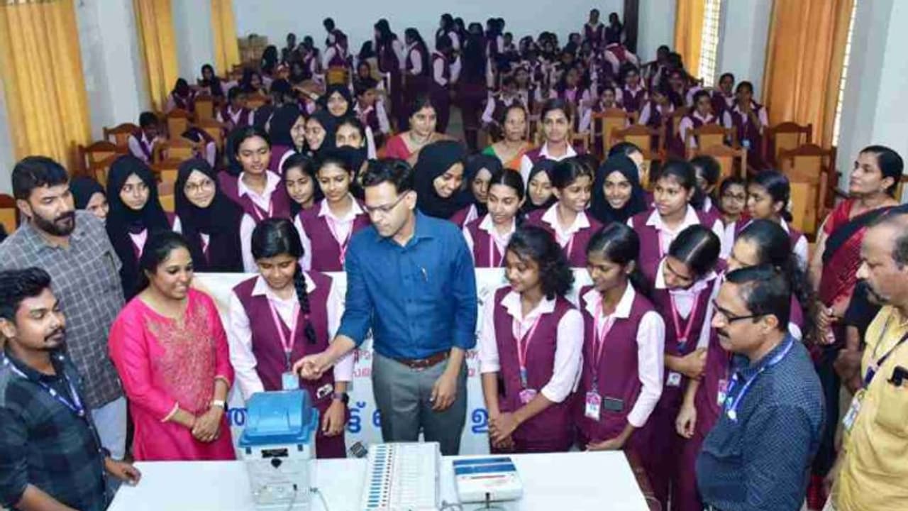 'അർഹരായ എല്ലാ വിദ്യാർഥികൾക്കും വോട്ട്'; രാജ്യത്ത് ആദ്യ ജില്ലയായി കണ്ണൂര്, പുതുതായി ചേര്ന്നത് 27,450 പേര് 'അർഹരായ എല്ലാ വിദ്യാർഥികൾക്കും വോട്ട്'; രാജ്യത്ത് ആദ്യ ജില്ലയായി കണ്ണൂര്, പുതുതായി ചേര്ന്നത് 27,450 പേര്