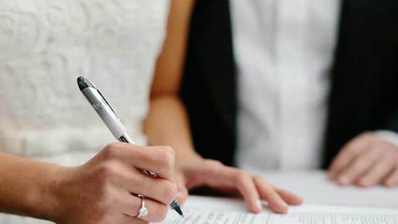 'വിവാഹത്തിന് മാതാപിതാക്കളുടെ സമ്മതം നിര്ബന്ധമാക്കും'; വിചിത്ര വാഗ്ദാനവുമായി തെരഞ്ഞെടുപ്പ് പ്രകടനപത്രിക 'വിവാഹത്തിന് മാതാപിതാക്കളുടെ സമ്മതം നിര്ബന്ധമാക്കും'; വിചിത്ര വാഗ്ദാനവുമായി തെരഞ്ഞെടുപ്പ് പ്രകടനപത്രിക