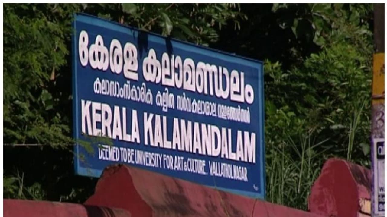 ഇനി ആൺകുട്ടികൾക്കും മോഹിനിയാട്ടം പഠിക്കാം; ചരിത്രപരമായ തീരുമാനത്തിലേക്ക് കലാമണ്ഡലം ഇനി ആൺകുട്ടികൾക്കും മോഹിനിയാട്ടം പഠിക്കാം; ചരിത്രപരമായ തീരുമാനത്തിലേക്ക് കലാമണ്ഡലം