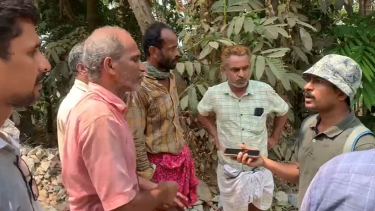 'നല്കിയ പരാതി പരിശോധിച്ചിട്ട് മതി പുതിയ ക്വാറി പരിശോധന'; ജിയോളജി ഉദ്യോഗസ്ഥരെ നാട്ടുകാര് തടഞ്ഞ് തിരിച്ചയച്ചു 'നല്കിയ പരാതി പരിശോധിച്ചിട്ട് മതി പുതിയ ക്വാറി പരിശോധന'; ജിയോളജി ഉദ്യോഗസ്ഥരെ നാട്ടുകാര് തടഞ്ഞ് തിരിച്ചയച്ചു