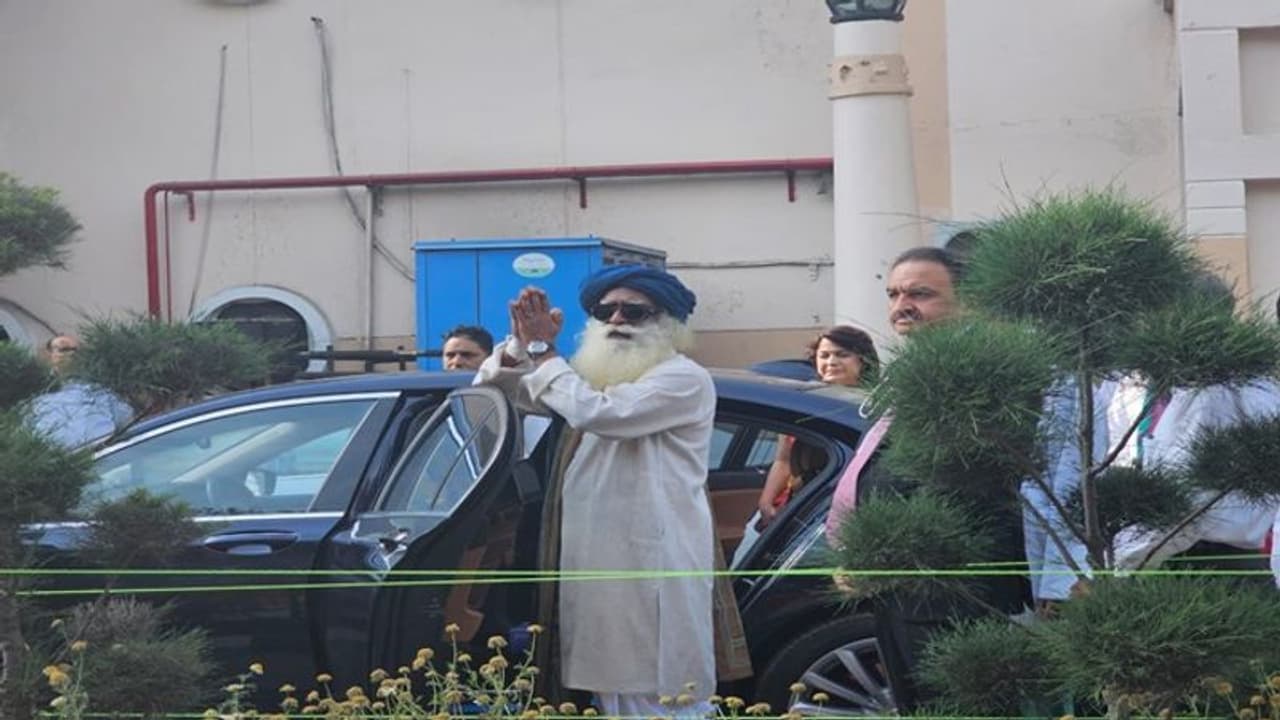 சத்குரு ஜக்கி வாசுதேவ் மருத்துவமனையில் இருந்து டிஸ்சார்ஜ்!