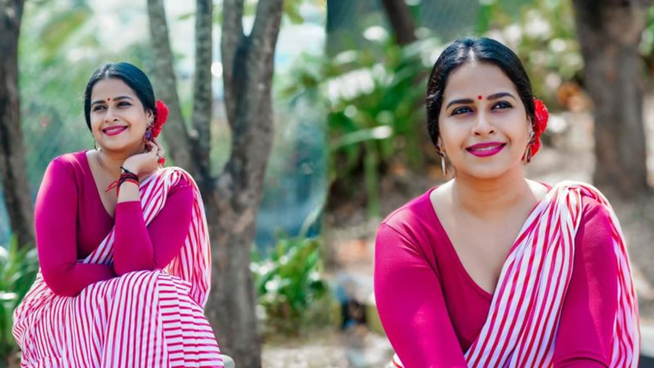 'കണ്ണിൽ പതിഞ്ഞതിനേക്കാൾ കൂടുതൽ മനസ്സിൽ പതിഞ്ഞവൾ' : സാരിയിൽ സുന്ദരിയായി സാധിക 'കണ്ണിൽ പതിഞ്ഞതിനേക്കാൾ കൂടുതൽ മനസ്സിൽ പതിഞ്ഞവൾ' : സാരിയിൽ സുന്ദരിയായി സാധിക