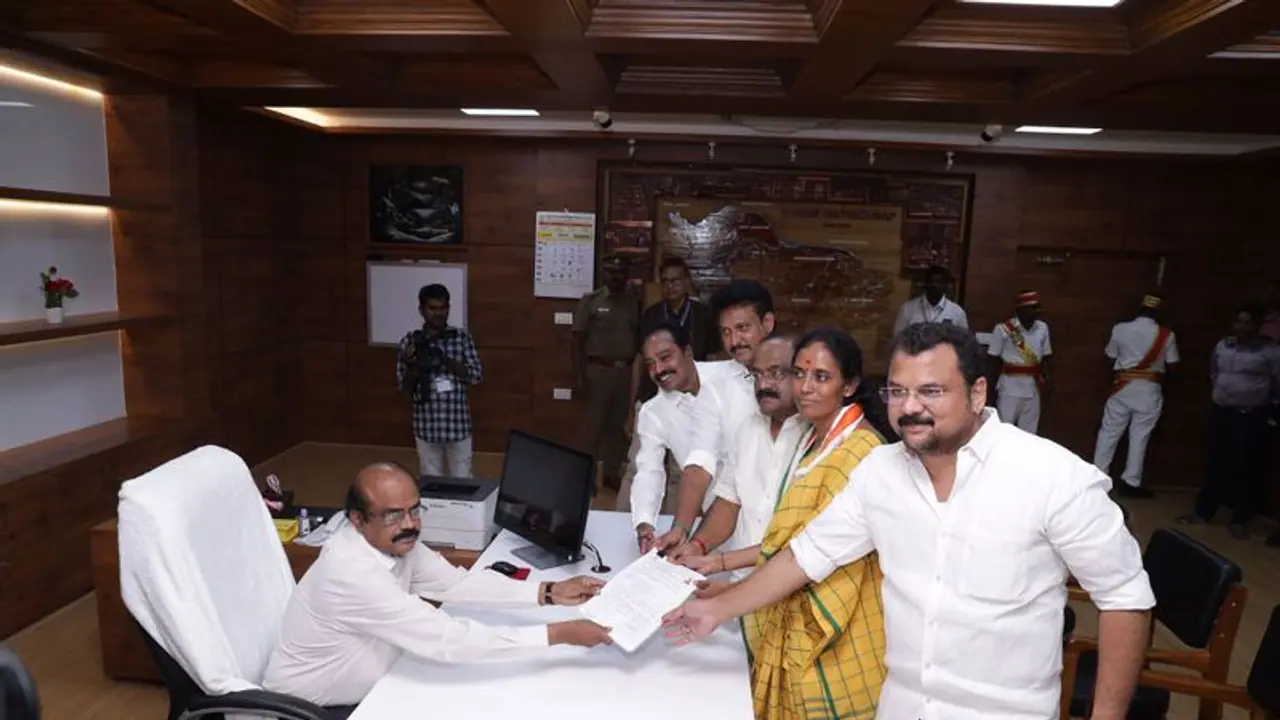 திமுக அமைச்சர்களின் புடைசூழ வேட்புமனுவை தாக்கல் செய்த காங்கிரஸ் எம்.பி. ஜோதிமணி