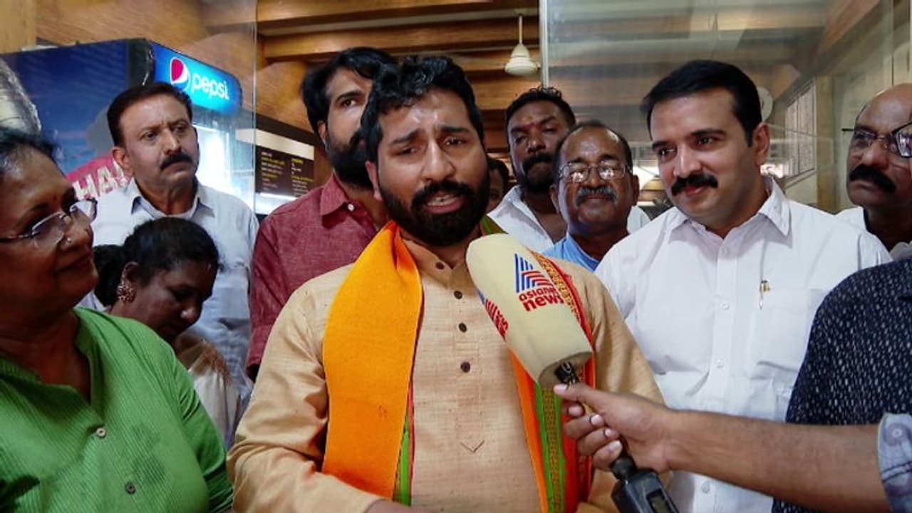 സംസ്കാരമില്ലാത്ത വാക്കുകള്ക്ക് മറുപടിയില്ല; എംഎം ഹസന്റെ പരാമര്ശത്തില് പ്രതികരിച്ച് അനിൽ ആന്റണി സംസ്കാരമില്ലാത്ത വാക്കുകള്ക്ക് മറുപടിയില്ല; എംഎം ഹസന്റെ പരാമര്ശത്തില് പ്രതികരിച്ച് അനിൽ ആന്റണി