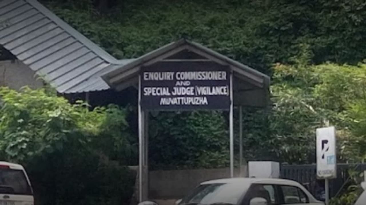 പട്ടികജാതിക്കാരുടെ ഭവന പദ്ധതിയിൽ ക്രമക്കേട് നടത്തി 11.90 ലക്ഷം രൂപ തട്ടിയ കേസിൽ ഉദ്യോഗസ്ഥനെതിരെ കോടതി വിധി പട്ടികജാതിക്കാരുടെ ഭവന പദ്ധതിയിൽ ക്രമക്കേട് നടത്തി 11.90 ലക്ഷം രൂപ തട്ടിയ കേസിൽ ഉദ്യോഗസ്ഥനെതിരെ കോടതി വിധി